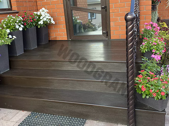 Яркое крыльцо из ДПК